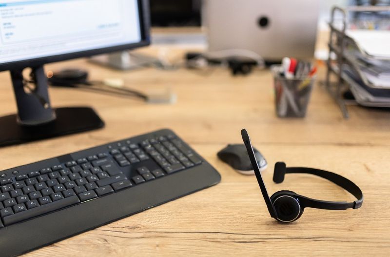 PC ordinateur bureau casque clavier souris